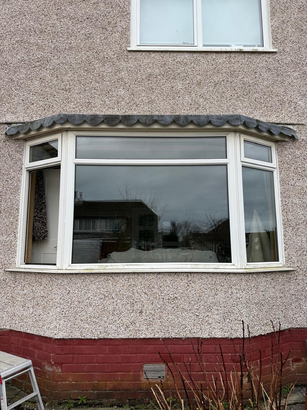 Pebbledash bay window front replaced in white PVC